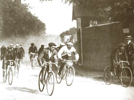 Salida del Tour de Francia de 1903 en Montgeron, cerca de París, con los ciclistas iniciando la primera edición de la carrera.